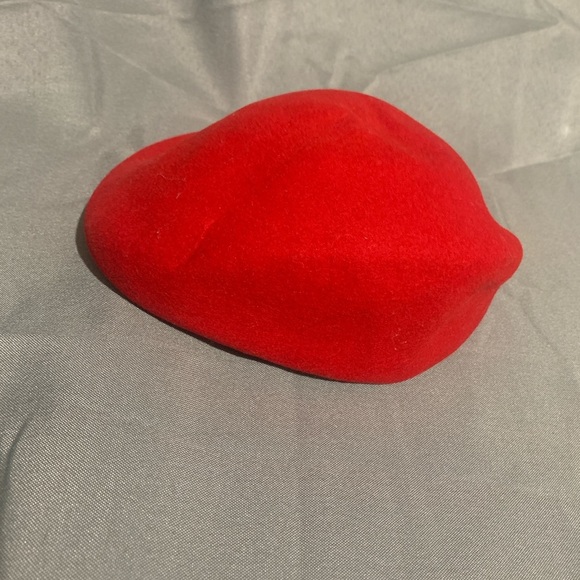 Red Beret, Military Style, 100% Wool by Doeskin, Preloved in great conditon - Picture 1 of 6